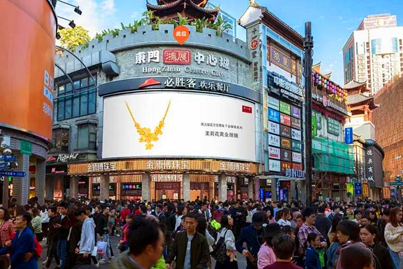 火爆核心商圈的户外蓝狮娱乐广告大屏